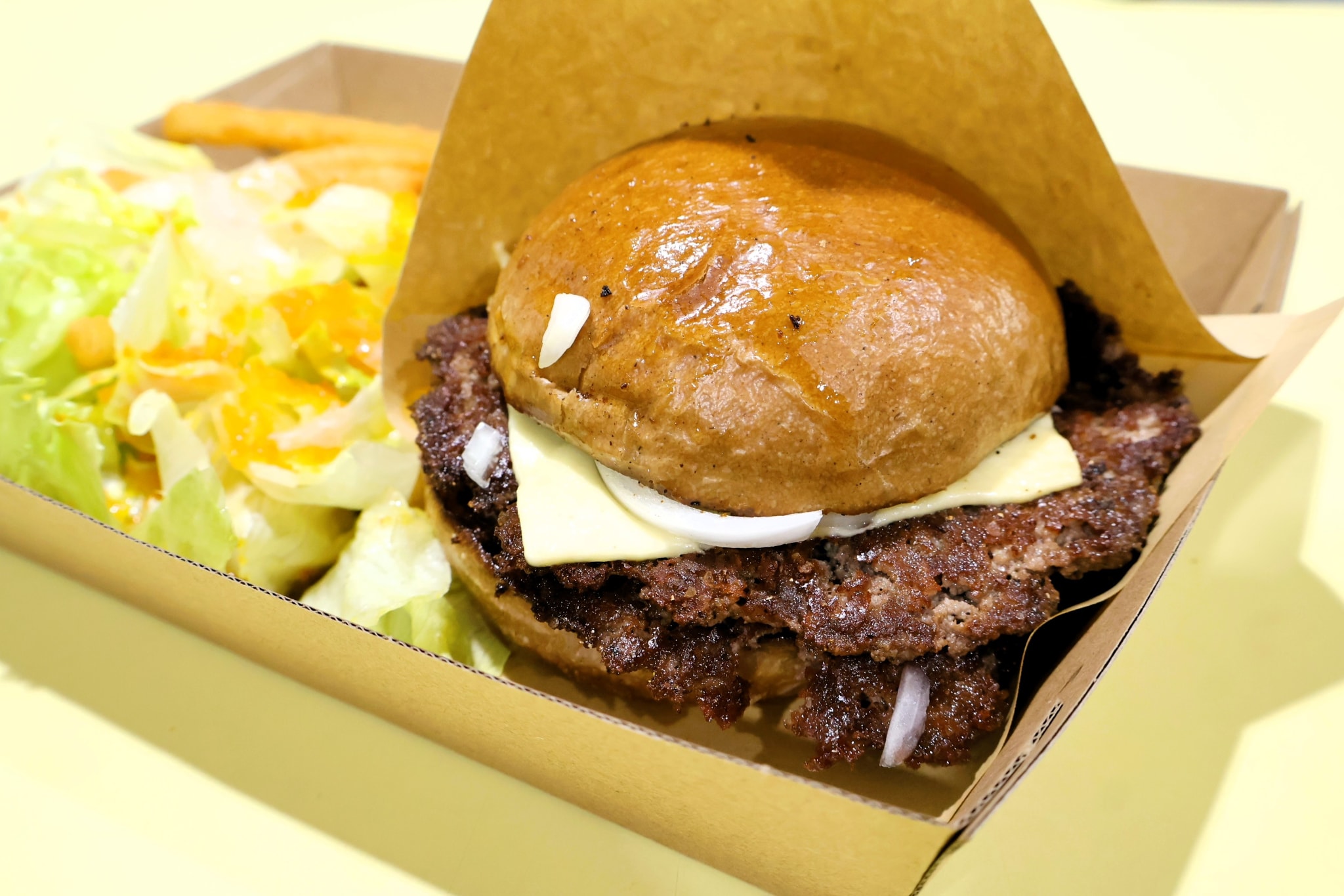 The burgers at this bar have a unique flavor, thanks to the restaurant’s own specially developed recipe